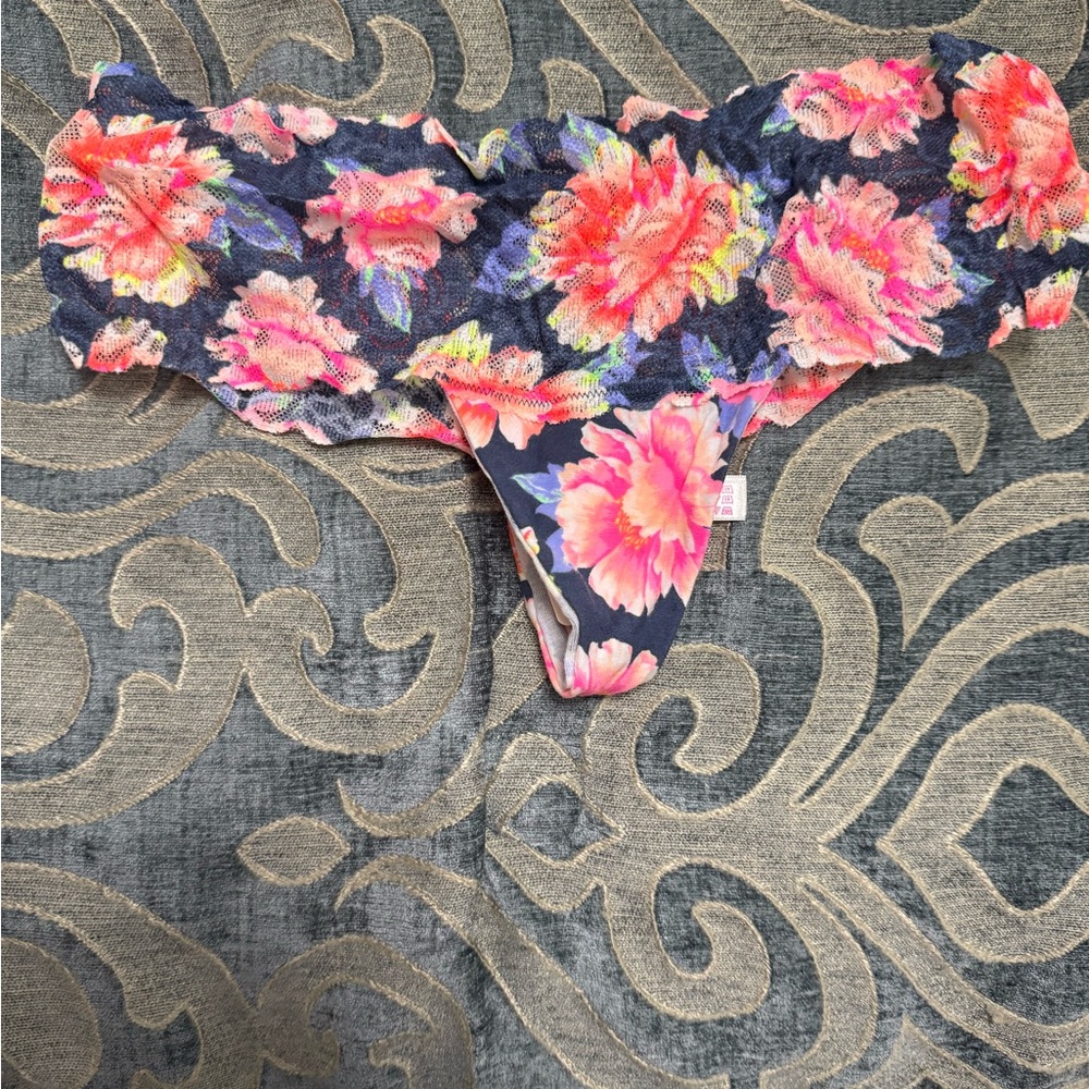 Pink Victoria secret thong size S
Brand new with tags